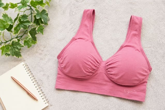 ジニエブラを平置きした写真。公式サイトのセール情報やサイズ交換保証、正規品購入の比較検討をイメージしたブログ見出し画像。